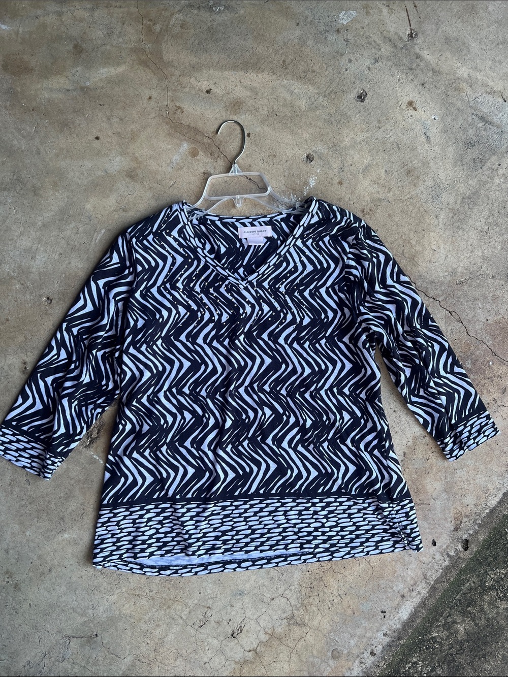 Allison Daley Black & White V-Neck Patterned Blouse